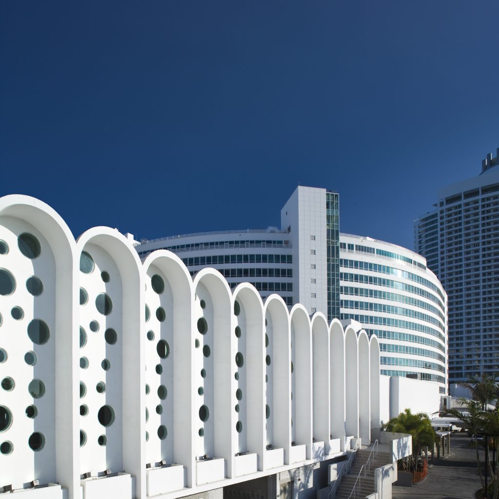 Fontainebleau-Exterior_Versailles_Cheese-Wall_Moris-Moreno