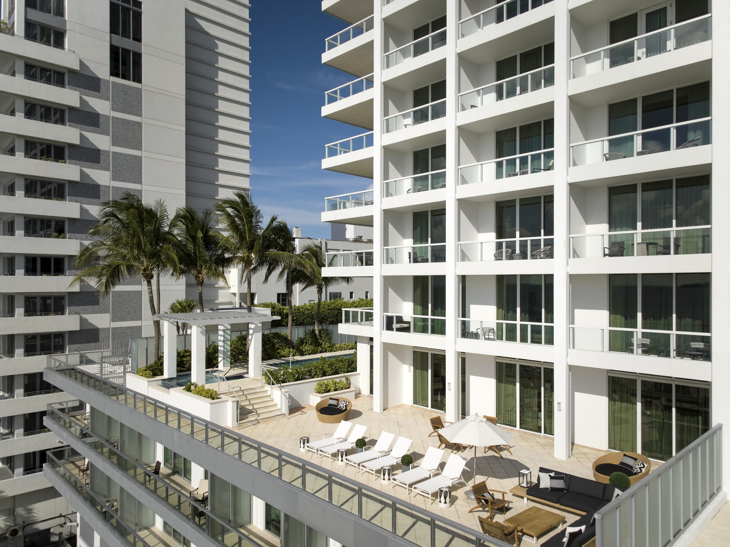 Sorrento-penthouse-exterior-private-porch-area_Moris-Moreno-Photography_2024