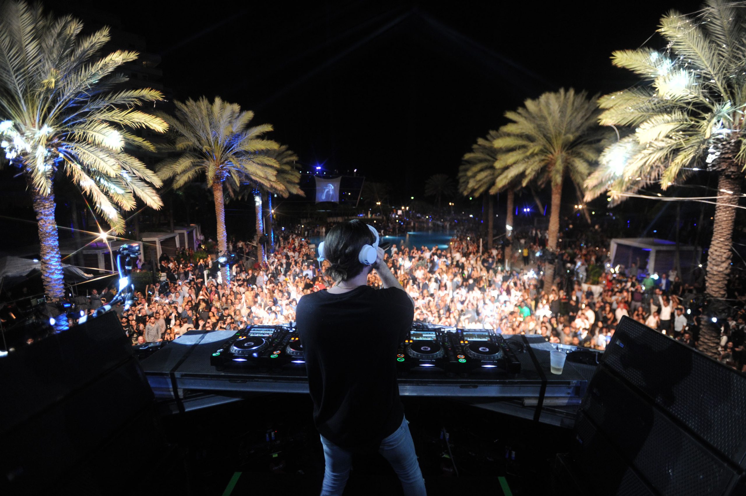 BleauLive_NYE_DJ-on-Stage-1