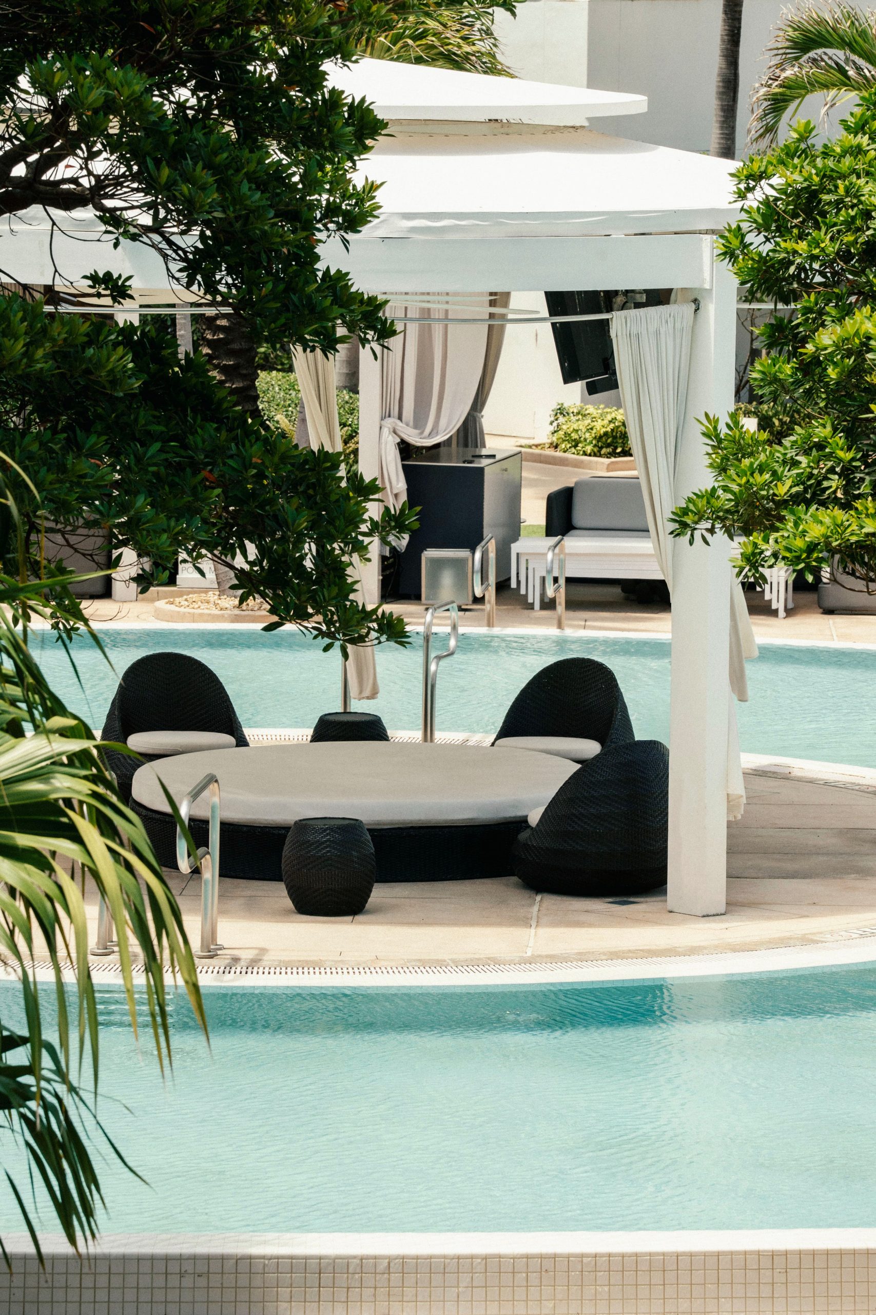 Daybeds & Cabana at Fontainebleau Pools