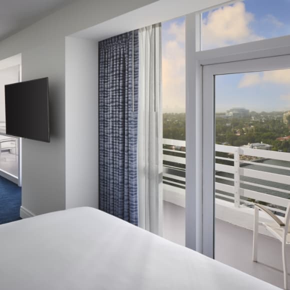 fontainebleau-miami-beach-accommodations-deluxe-bay-view-balcony-bed-