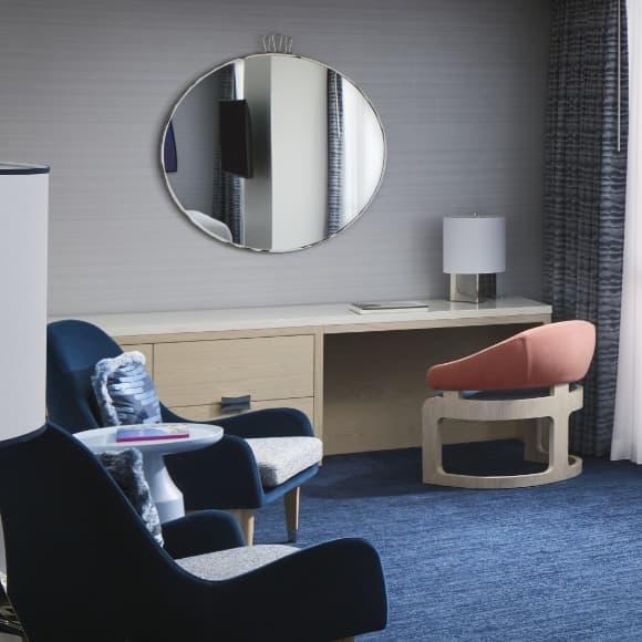 fontainebleau-miami-beach-accommodations-deluxe-bay-view-balcony-seating-